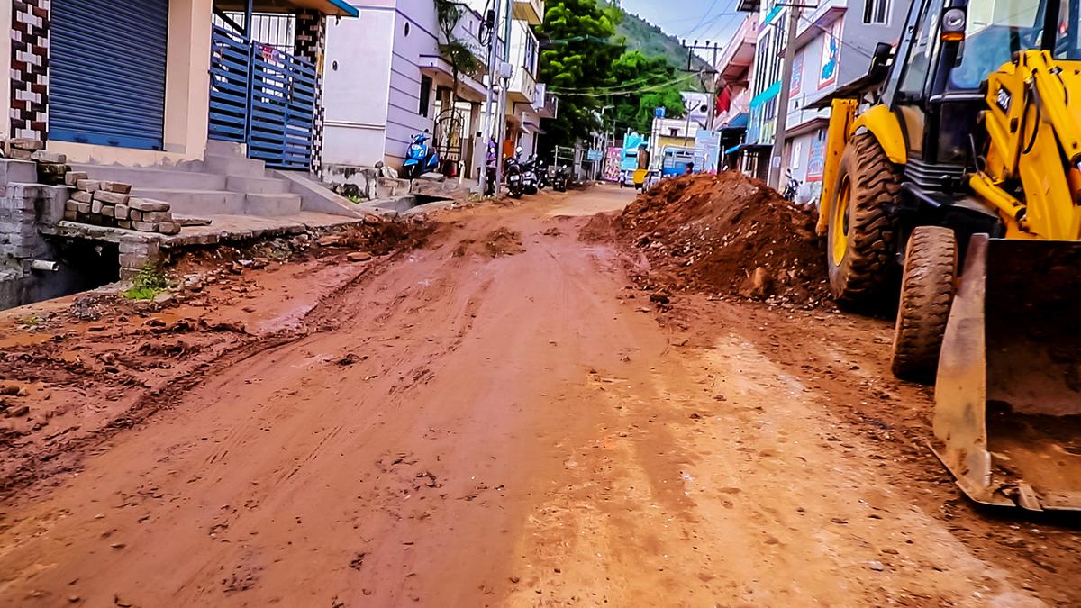 Residents of KuranguchavadiNagaramalai Adivaram in Salem demand proper